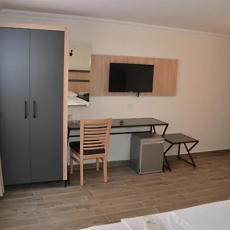 Piyes Hotel 3*